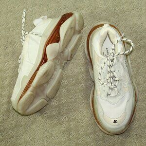 Balenciaga Unisex Mens 7 /Wm 9 Triple S White Low Top Round Toe Lace-Up Sneakers